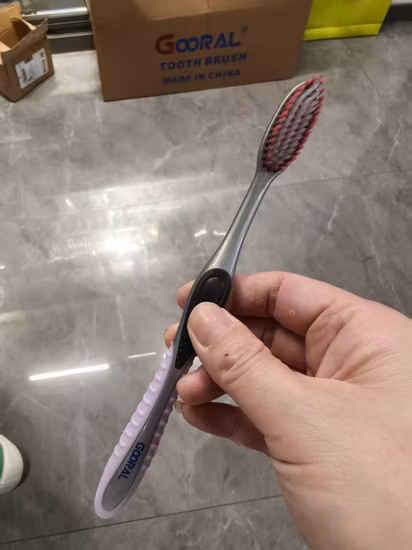 Brosse à dents pour adultes OEM Brosse à dents de soins personnels à poils souples de qualité supérieure